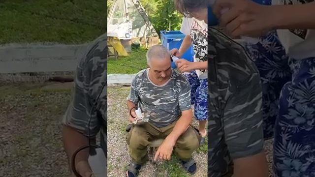 Внук стрижет деда