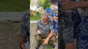Внук стрижет деда