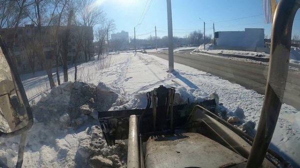 Погрузчик-экскаватор TEREX.Пробиваем не разу нечищеный тротуар.