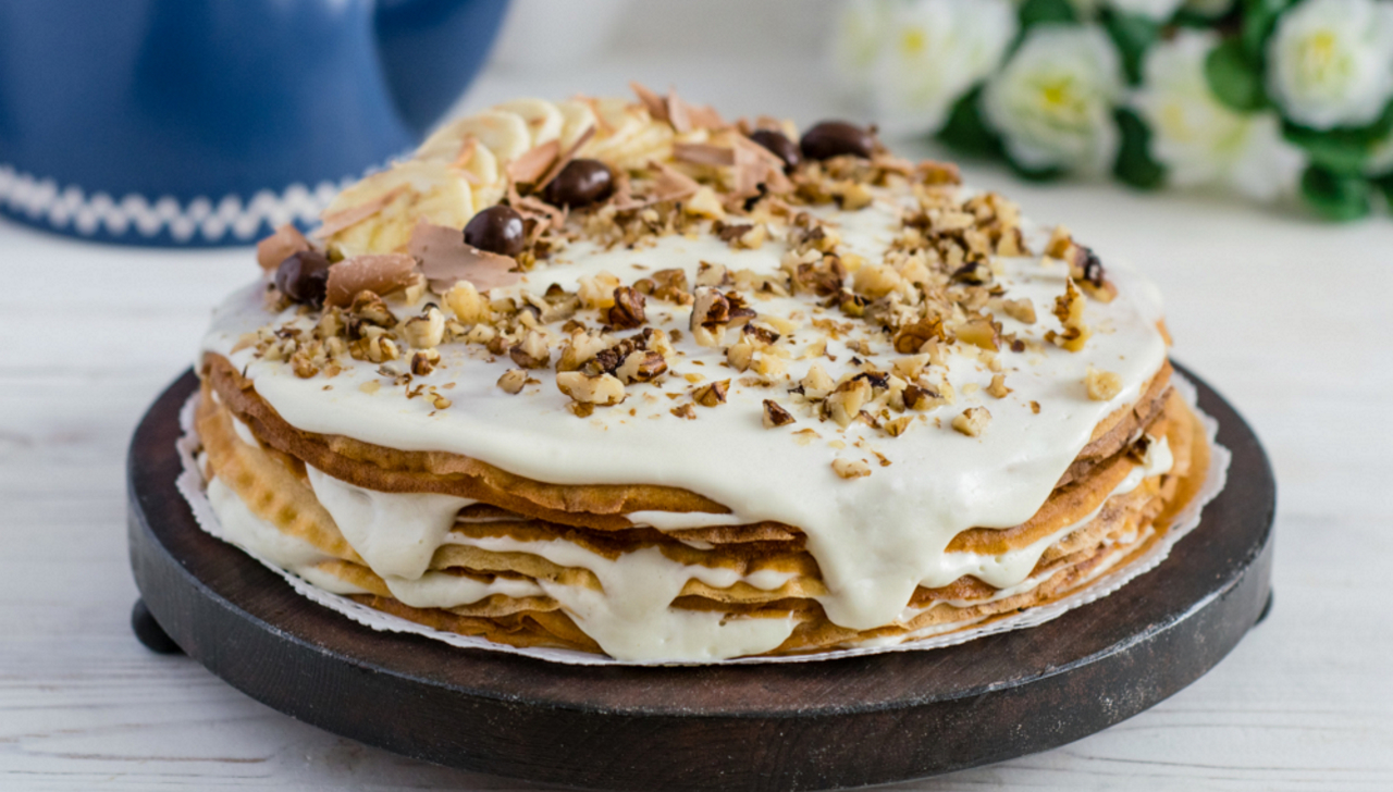БАНАНОВЫЙ БЛИННЫЙ ТОРТ С ОРЕХАМИ смотреть онлайн
