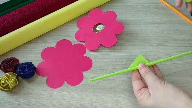 Цветы из бумаги (картона) с конфетой / Подарки и поделки на 8 марта / Paper flower with candy / Gif смотреть онлайн