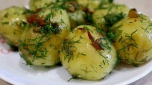 Молодой вареный картофель с зажаркой из лука и укропом рецепт приготування в описах