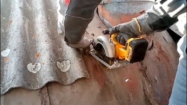 Демонтаж кровли. Диск по дереву с гвоздями DEWALT смотреть онлайн