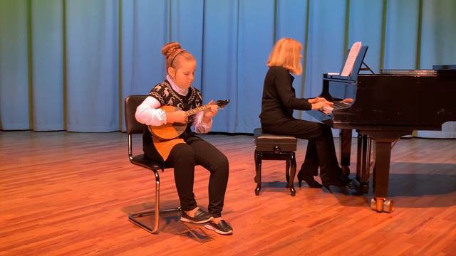 Василенко Христина, 8 років, домра. К.Шутенко «Веселий заєць»