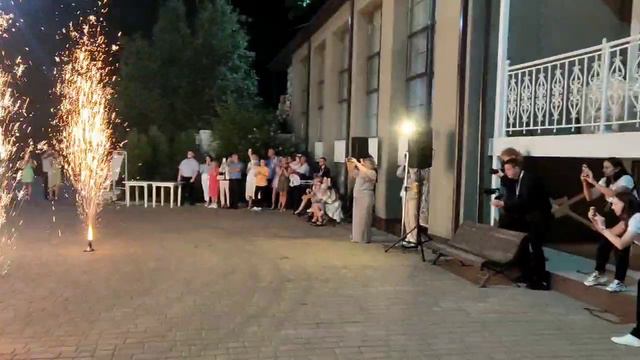 Фейерверк на свадьбу с большими золотыми фонтанами и серебряной вертушкой, 14.09.24 Ростовский смотреть онлайн