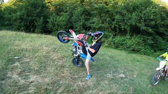 Учу друга СТАНТИТЬ на ПИТБАЙКЕ. Чуть не упал! смотреть онлайн