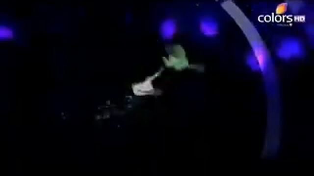 Красивый танец с элементами акробатики смотреть онлайн