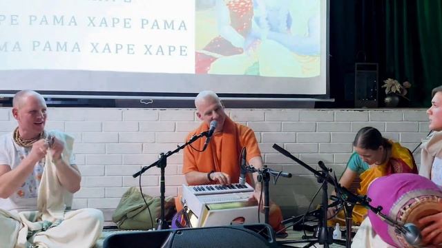 Киртан Бхакти Расаяна Сагара Свами на мантра вечеринке Kirtan Universe