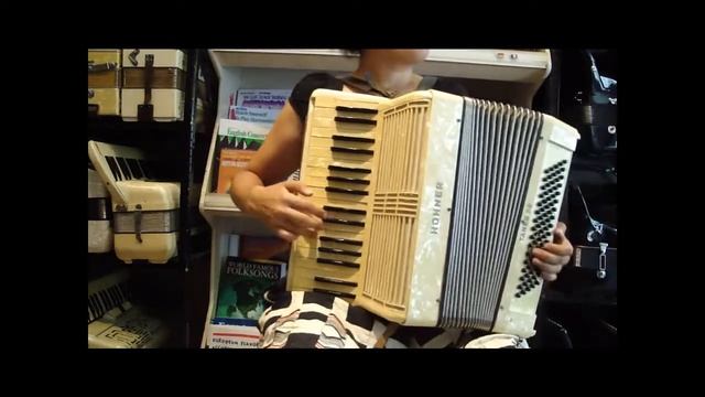 809 - Cream Hohner Tango IB LMM 80 $395 смотреть онлайн