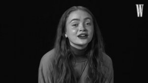 Сэди Синк идентифицирует себя как Овен, более или менее того. НА РУССКОМ