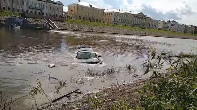 В реке "плавает" авто смотреть онлайн