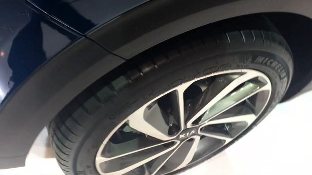 Infiniti QX30 2016 vs Kia Niro 2016 смотреть онлайн