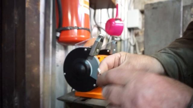 Заточка свёрл на наждаке. Drill sharpening on the sandpaper. смотреть онлайн