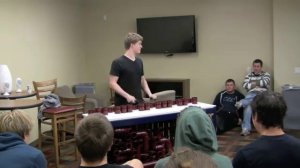 Играет на трубах известные мелодии