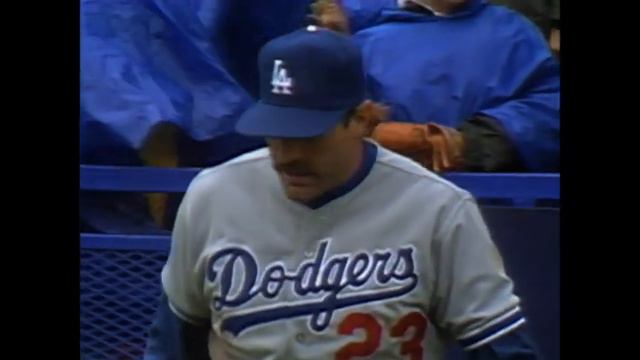 1988 NLCS Gm3: Kirk Gibson slips, slides, makes catch смотреть онлайн