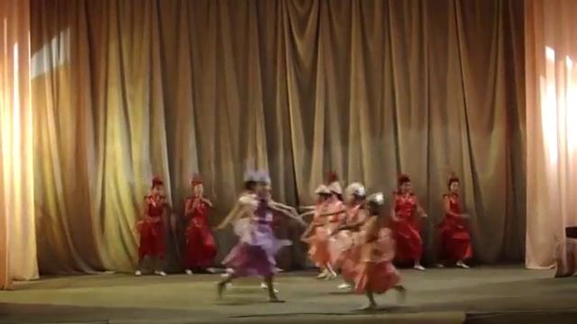 Хореографический ансамбль "Утренняя заря". "О чем поют саранки".Рук.Кишиктуева У.В. смотреть онлайн