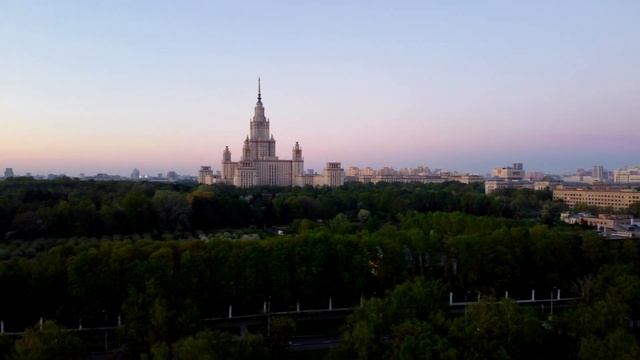 Рассветные виды с коптера на МГУ и панорама города. Май 2021. смотреть онлайн