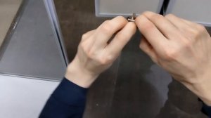 Установка стеклянных дверок на витрину