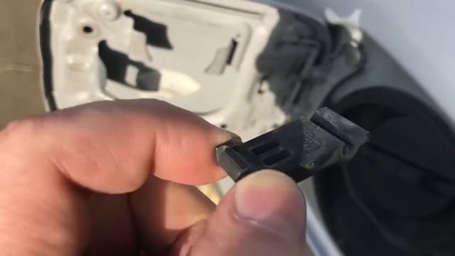Замена пружины лючка бензобака Toyota Corolla Е120 смотреть онлайн