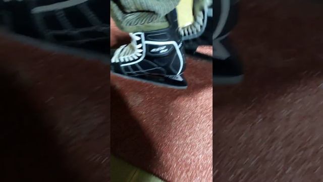 Резиновое рулонное покрытие. Тест коньками смотреть онлайн