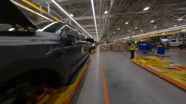 Drone Flythrough of F-150 Lightning production at Ford Rouge EV plant смотреть онлайн