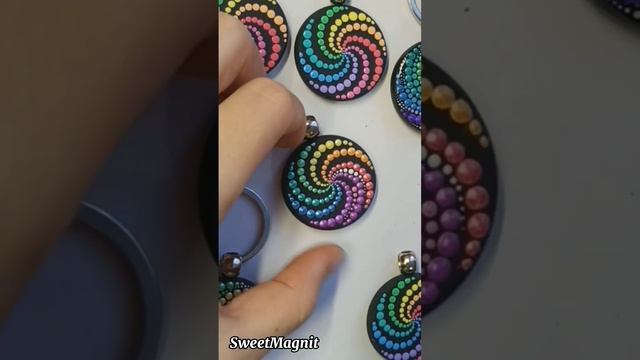 Роспись брелока акриловыми красками Процесс рисования точками!Красивая адуга.Простой рисунок #short смотреть онлайн