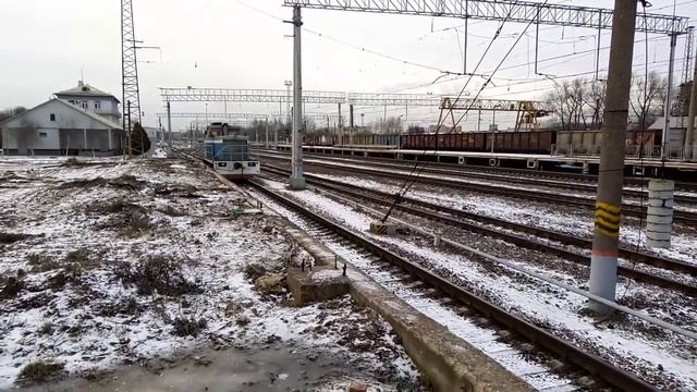 ТГМ40-0556 "ЛАЗУРЬ" ПОДЪЕЗЖАЕТ К ВАГОНУ смотреть онлайн