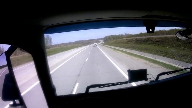 Дальнобой. Рейс на Красноярск, Кемеровские гонщики подрезают на перекрёстках. смотреть онлайн