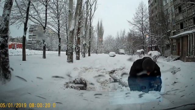 В глубоком снегу провалился в колею. смотреть онлайн