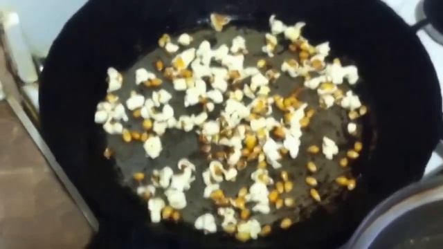 Готовим попкорн дома с детками без микроволновки/ Попкорн на сковородке Дети пробуют Вкусно смотреть онлайн