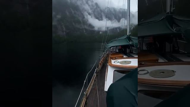 ⛵️ How breathtaking is this moody boat ride through the Sunshine Coast in British Columbia? смотреть онлайн