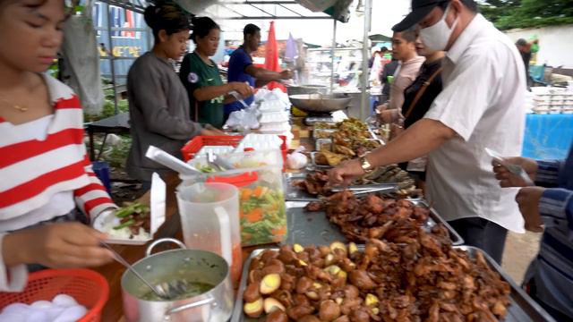 Street food tour, factory worker street food, cheap breakfast for $0.60, Cambodian street food смотреть онлайн