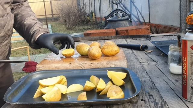 СВИНАЯ РУЛЬКА С КАРТОФЕЛЬНЫМИ ДОЛЬКАМИ В ДРОВЯНОЙ ПЕЧИ. РЕЦЕПТЫ СЮФ смотреть онлайн