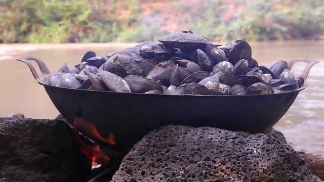 Catch and Cook Big Clams in the River смотреть онлайн