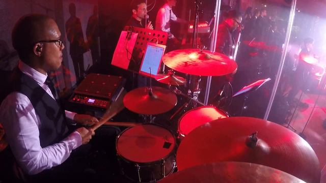 This Girl & Uptown Funk (drumcam with Les Cigales) смотреть онлайн