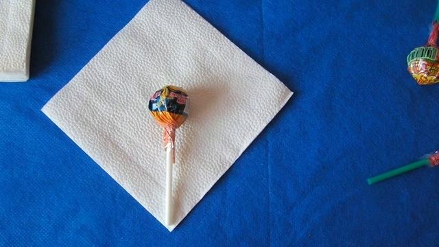 Привидение   из салфетки и чупика.