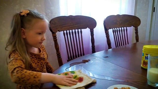 Убираем игрушки и наводим порядок в доме. Что делать чтобы мама была довольна. смотреть онлайн