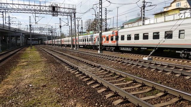 ЧС7-108 с составом из 25 пассажирских вагонов вышел из Ховрино смотреть онлайн