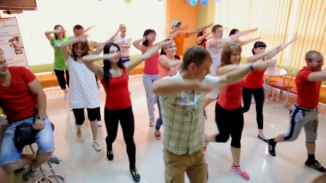 Сотрудники спортивного клуба "Витамин" устроили флешмоб в честь дня рождения клуба смотреть онлайн