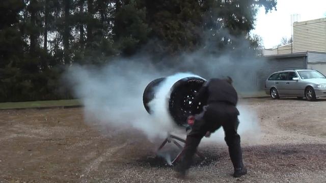 Reifenbrand mit dem Feuerlöscher F-Exx 8.0 C löschen смотреть онлайн
