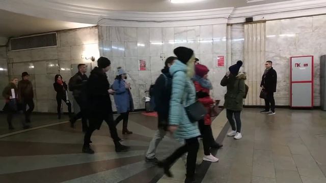 Парень круто поёт в метро. Cool song in subway(1) смотреть онлайн