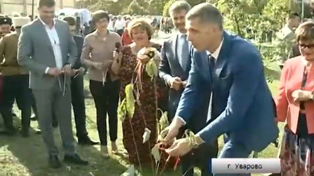 Молодожены открыли вишневый сквер в Уварово, посадив дерево любви смотреть онлайн