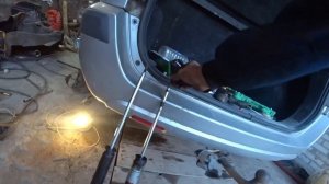 Замена заднего амортизатора Ford Fusion (2002-2009). Сильные стуки заклинил амортизатор