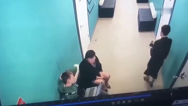 Ученика хабаровского техникума и преподавателя окатил поток нечистот из канализации смотреть онлайн