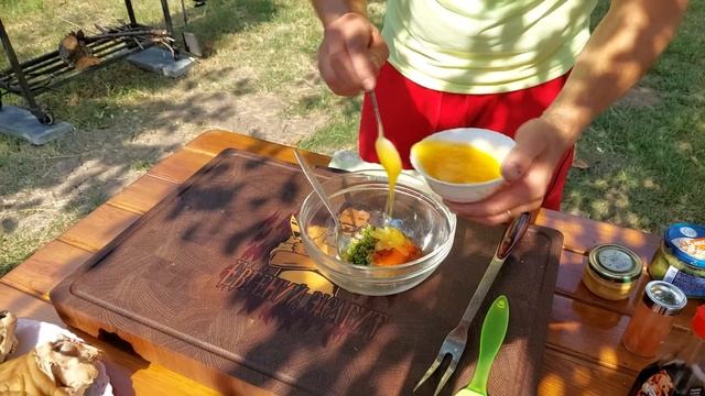 Свиная рулька на мангале в казане на костре смотреть онлайн