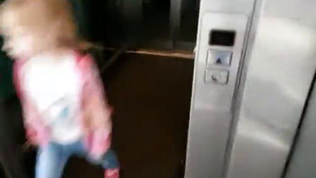 Лифт в магазине Ашан на Марьино смотреть онлайн