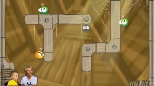 ПАУЧОК ловит зеленых МУХ и убегает от ПЧЕЛ. Мультик игра для детей