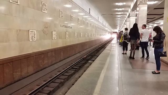 Прибытие поезда метро станция Партизанская смотреть онлайн