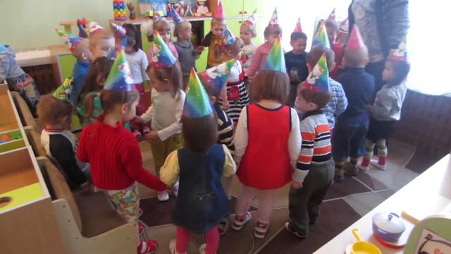 Детки в садике поздравляли Яну с днем рождения! смотреть онлайн