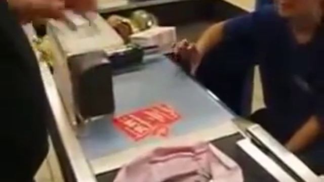 РАСЧЕТ В МАГАЗИНЕ- КАССИР В ШОКЕ )ДАВНО ТАК НЕ СМЕЯЛСЯ))) смотреть онлайн
